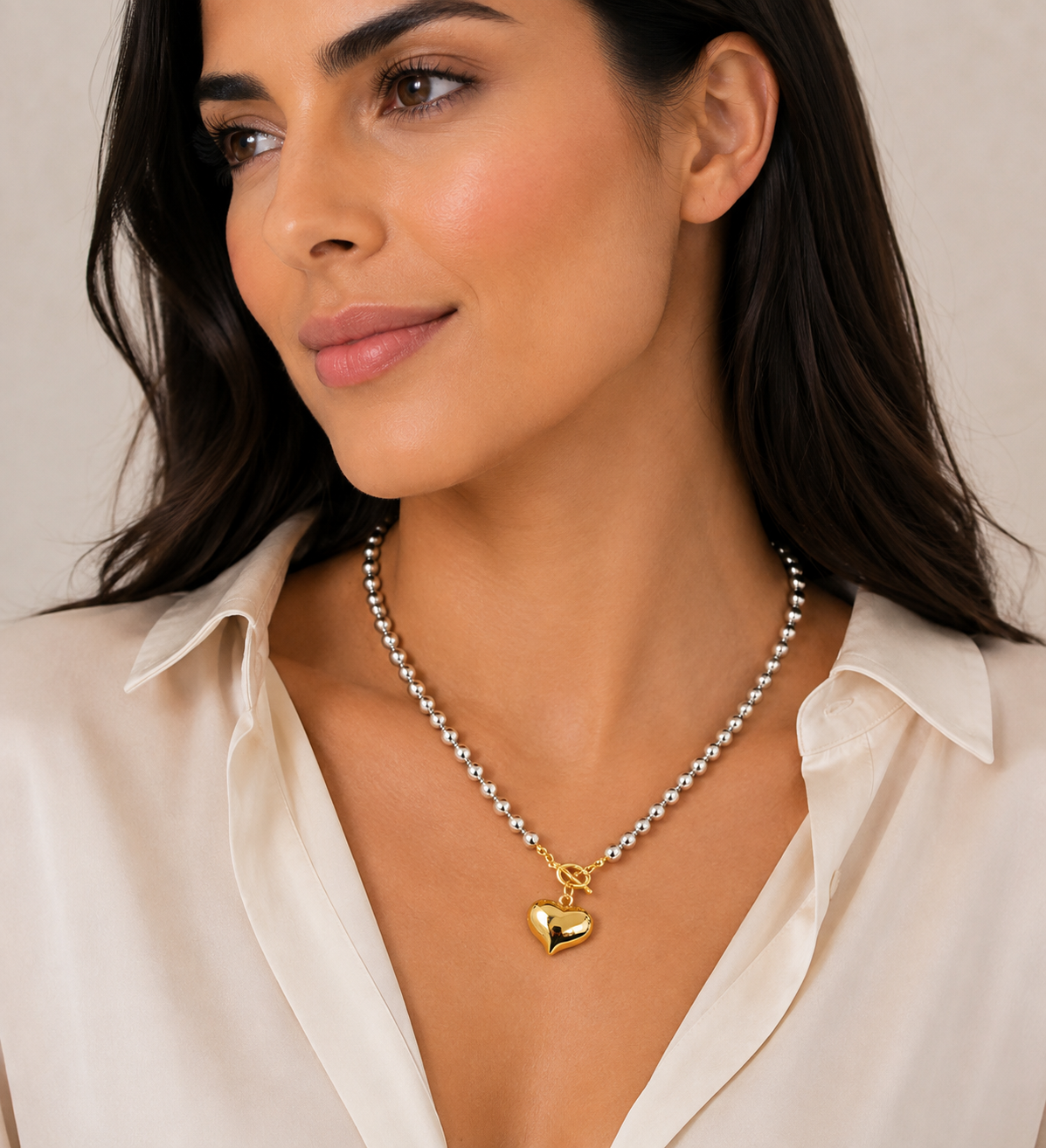 COLLAR DE ESFERAS Y DIJE DE CORAZON