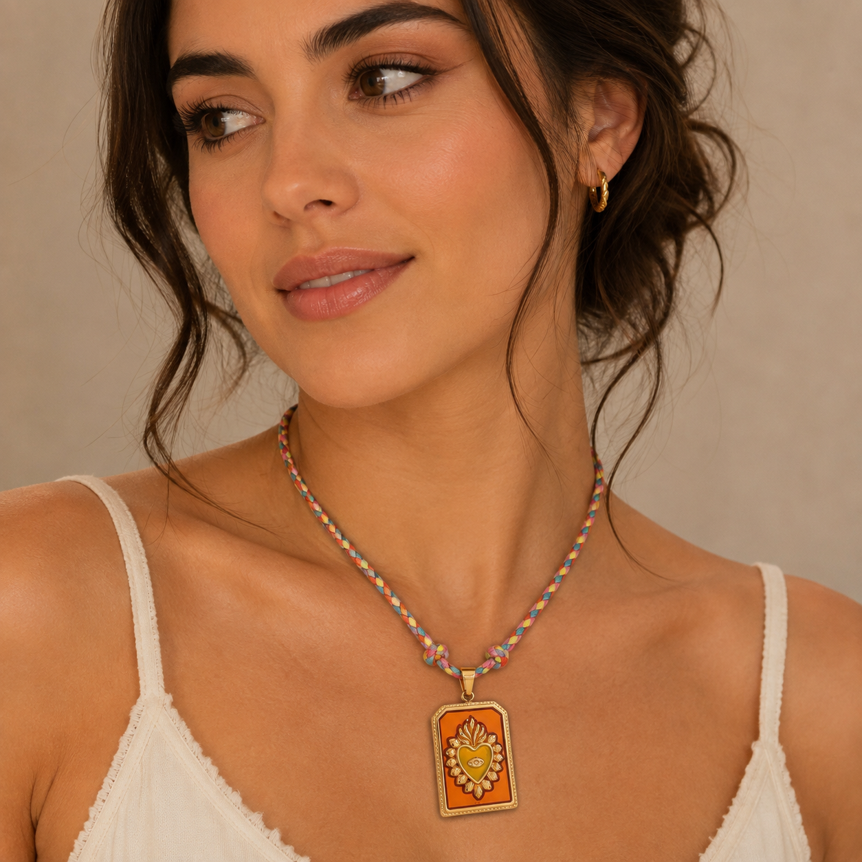 COLLAR ARTESANAL CORAZON Y FUEGO NARANJA Y CELESTE
