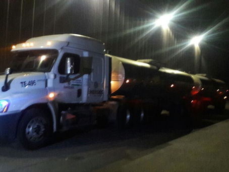 Detienen a tres por robo de combustioble en Reny Picot