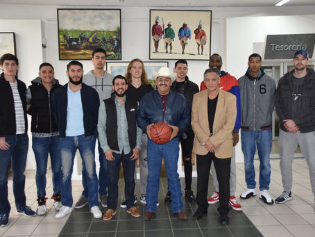 Recibe alcalde a Manzaneros de Cuauhtémoc basquetbol