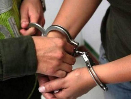 Usaba pareja arma falsa para robar negocios; fueron detenidos