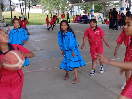 Niños raramuris se miden en juegos autóctonos