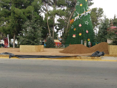 Inician instalación de la pista de hielo en la plaza principal