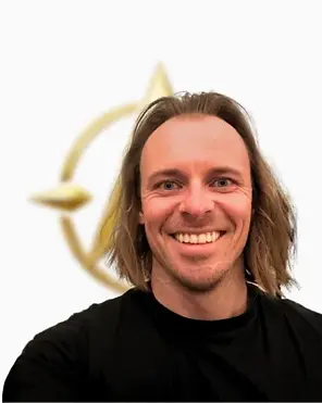 Foto von Sebastian Schün mit dem Logo von Auswandern Steuerfrei im Hintergrund.