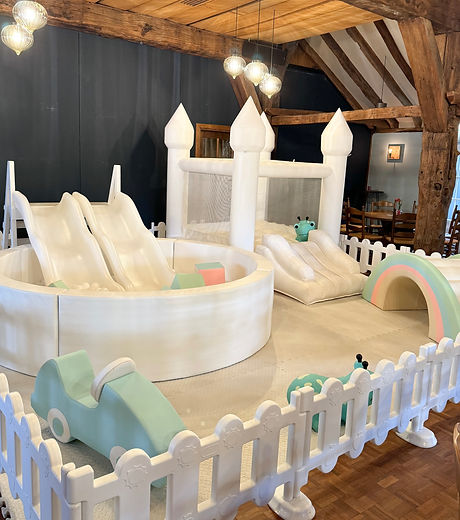 ballenbak met softplay en Mini springkussen
