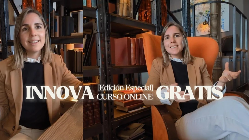 Profesora universitaria sentada en un sillón naranja, sonriendo a la cámara