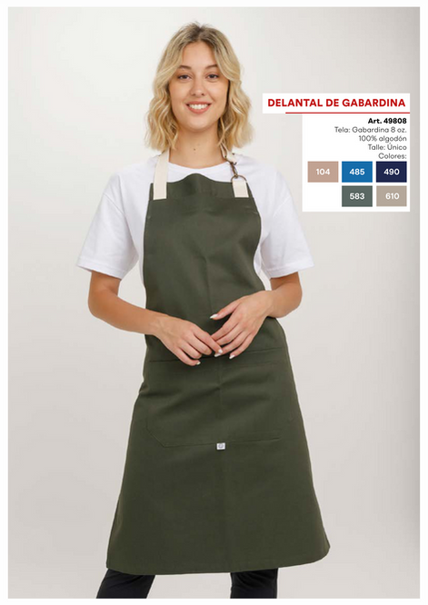 Hermosa chica joven rubia vestida con remera y moderno delantal de gabardina para gastronomía