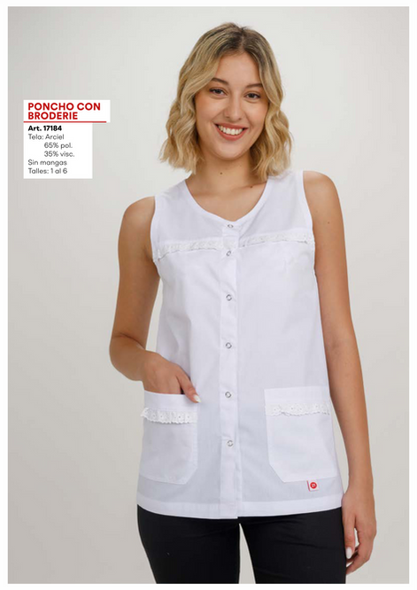 Bonita chica joven luciendo un ponchito de Arciel blanco con detalles en broderie