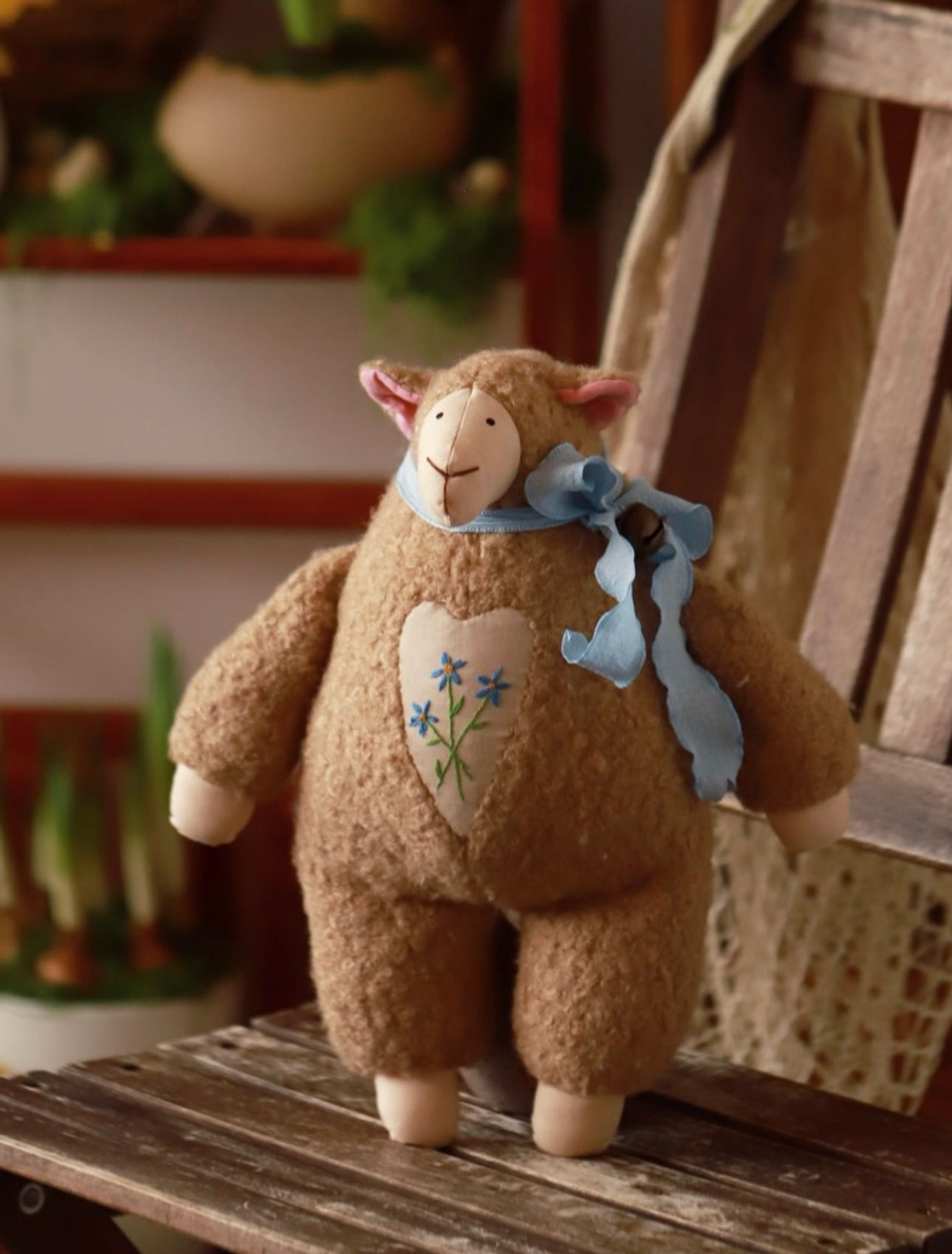 Mouton motif floral brodé à la main