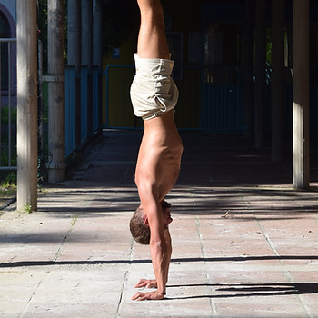 Handstand Noé