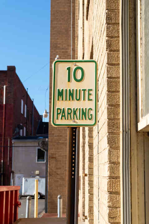Ten minute parking sign in East Coast alleyway.