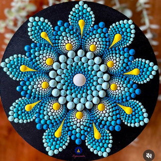 точкова мандала в оранжево и зелено