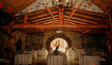 Salón de eventos para bodas, mesas decoradas, luces y ambiente de celebración. bodas