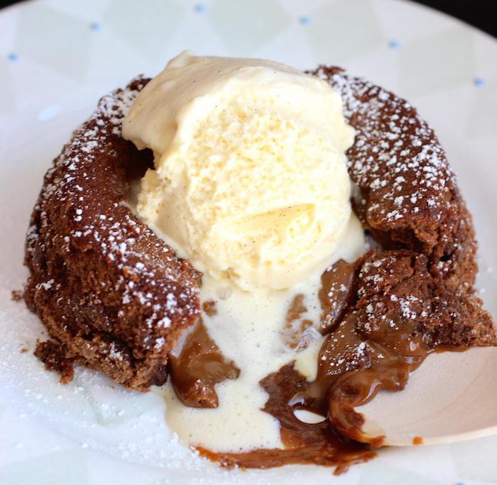 Volcán de chocolate y dulce de leche (Ing para 4 a 6 porciones)