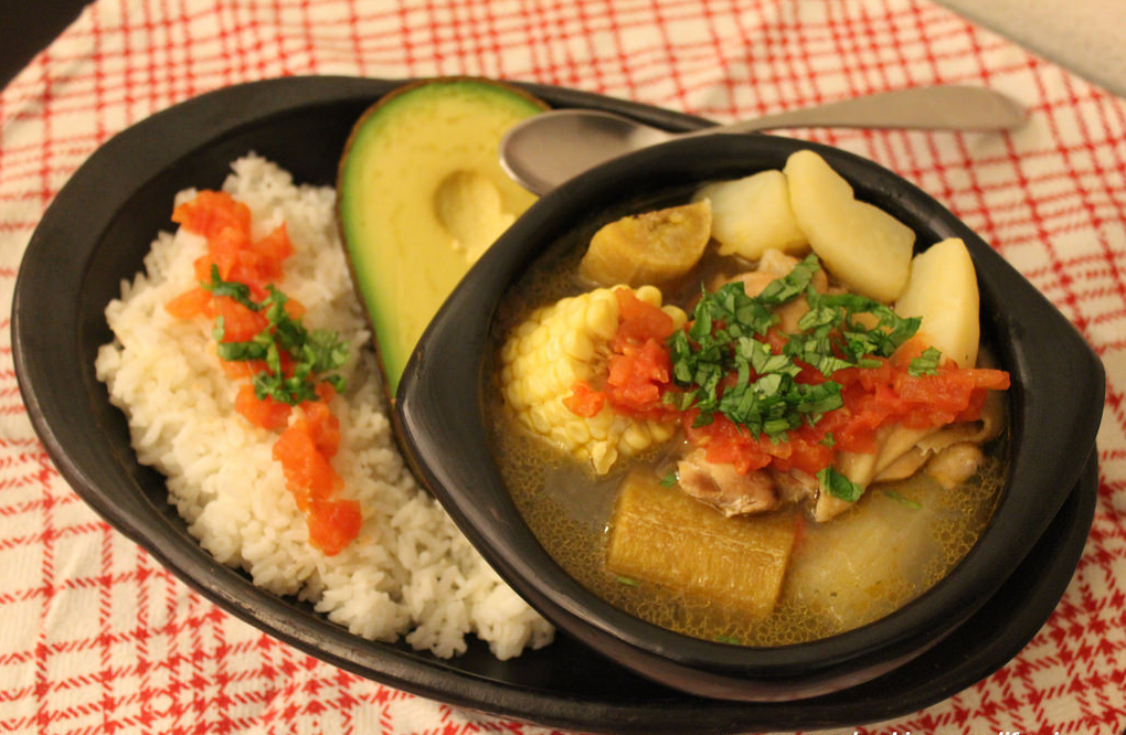 Sancocho de gallina (Ing para 7 a 9 porciones)