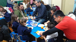 Trabajando en familia en Sala de 4 JC
