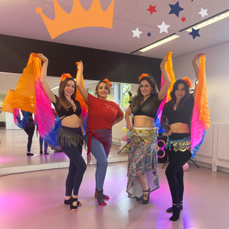 Buikdansstudenten voeren sluierdans uit met oranje en roze sluiers voor Koningsdag bij Joy Dance Lab Eindhoven