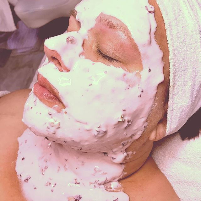 Kühlend auch , angenehm frisch für die heißen Tage 😎🔆🔆🔆❄️❄️❄️_Kosmetikbehandlung mit wellness-Ma