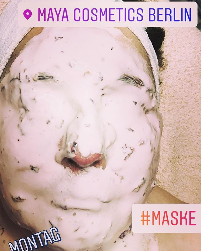 Kosmetikbehandlung mit wellness-Maske. Für trockene gerötete, sensible Haut, sowie bei beginnender C
