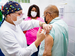 Cidades do litoral iniciam aplicação de nova dose do reforço da vacina bivalente contra Covid-19