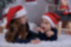 4 enfants dans un décor de noël