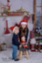 4 enfants dans un décor de noël