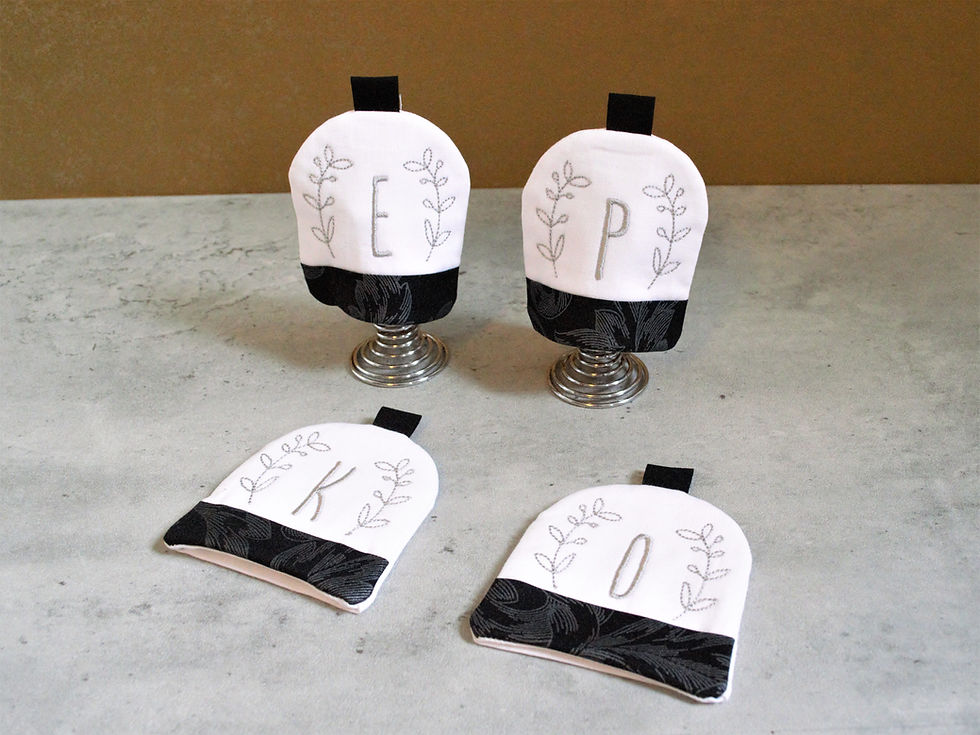 Miniaturbild: Eierwärmer mit Monogramm in schwarz weiß