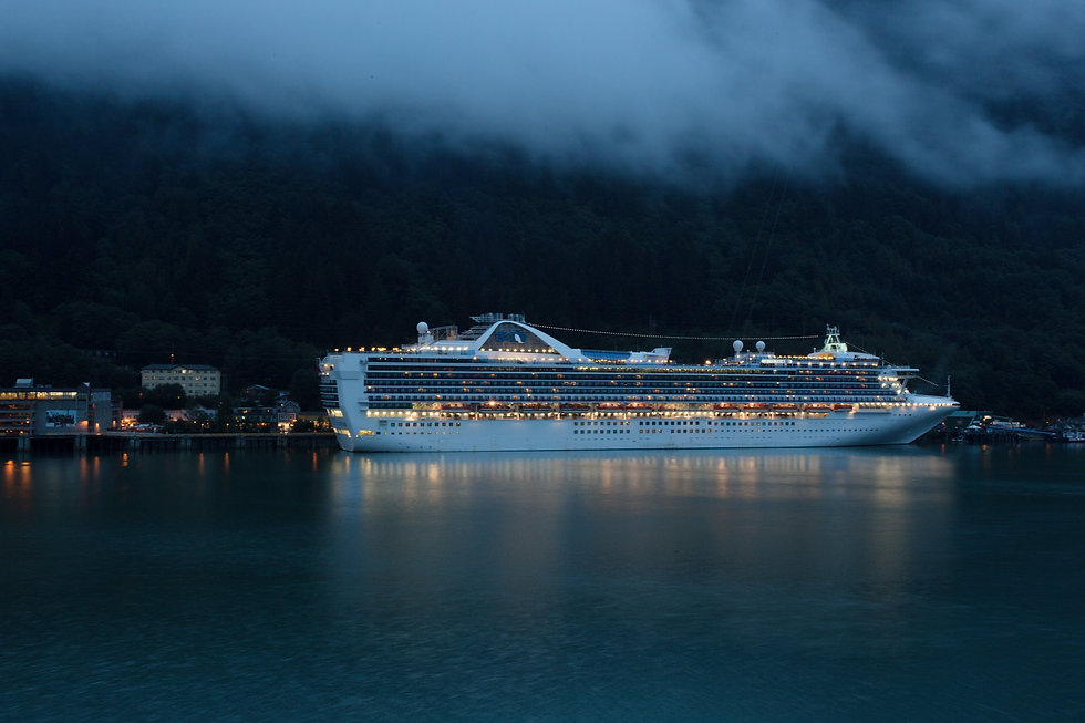 Cruise%20ship%20in%20Juneau%2C%20AK_edit