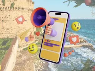 Illustrazione social, smartphone con megafono e icone like/emoji su sfondo castello sul mare e decorazioni natalizie, logo Saphira.