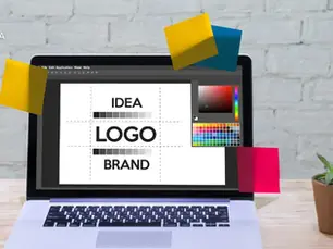 Creazione logo in un computer portatile con adobe