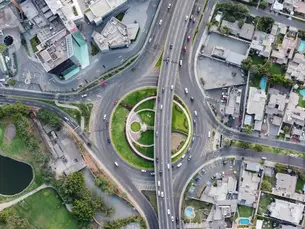 Vista aerea di una grande infrastruttura stradale urbana con svincoli e traffico, immagine che rappresenta mobilità, pianificazione urbana e smart city.