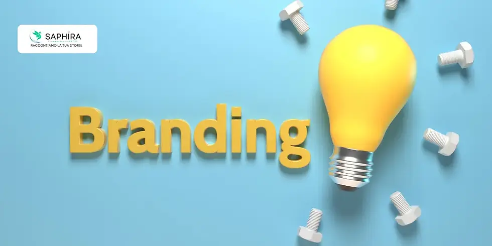Scritta “Branding” in 3D su sfondo azzurro con lampadina gialla e bulloni; logo Saphìra Communication in alto a sinistra.