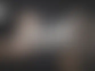 Mano che indica “2026” su uno schermo che mostra trend e freccia in crescita (logo Saphìra Communication).