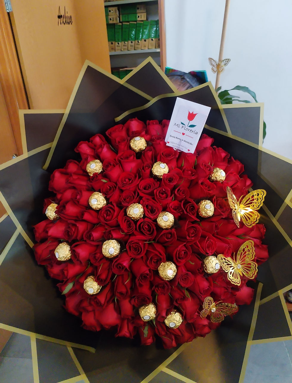 Miniatura: Ramo de 100 rosas con 16 chocolates