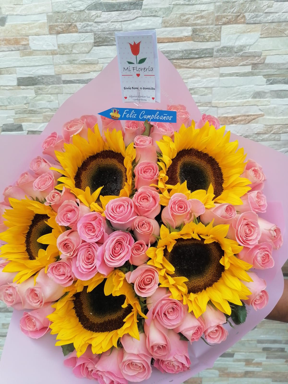 Ramo de 60 rosas y 5 girasoles