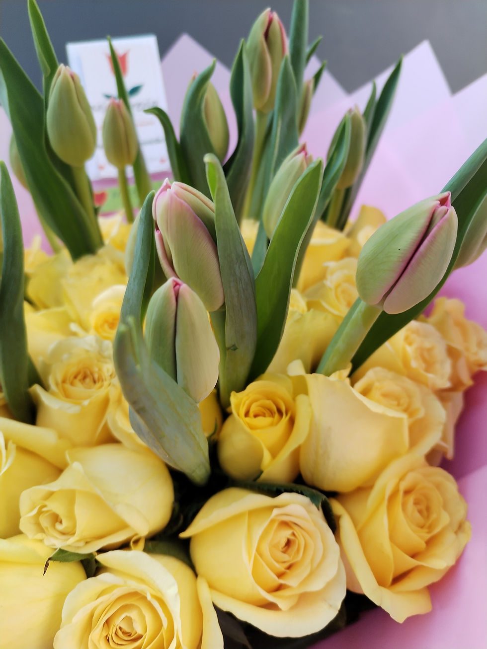 Miniatura: Ramo de 50 rosas amarillas con Tulipanes 