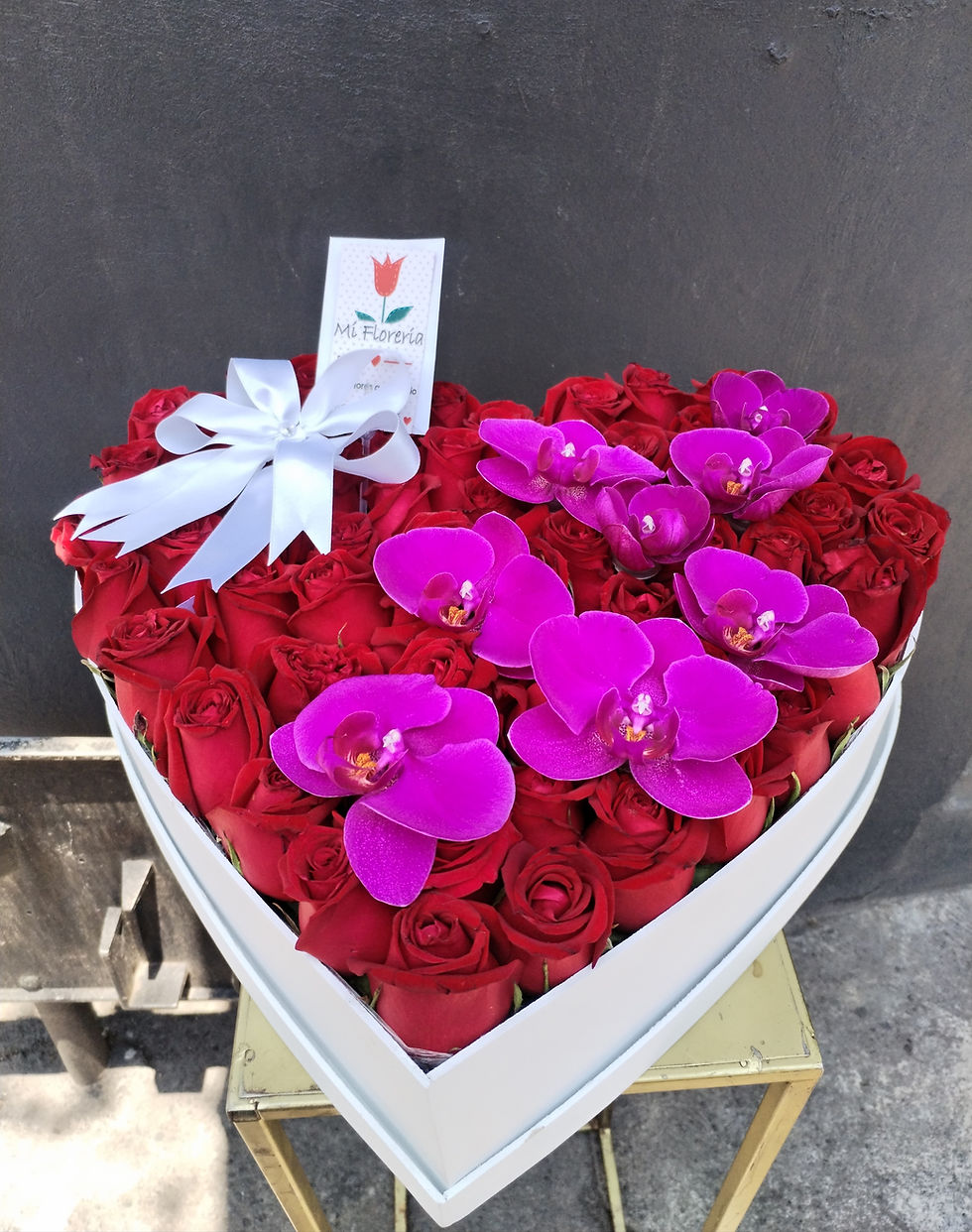 Miniatura: Corazón de Rosas con Orquídea