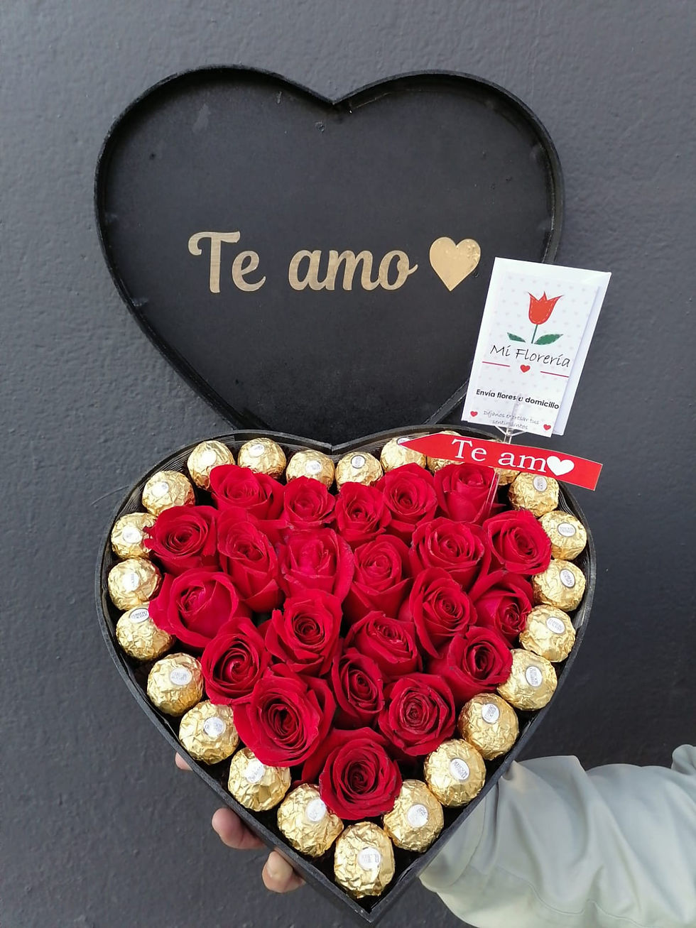 Miniatura: Corazón de Rosas con chocolates