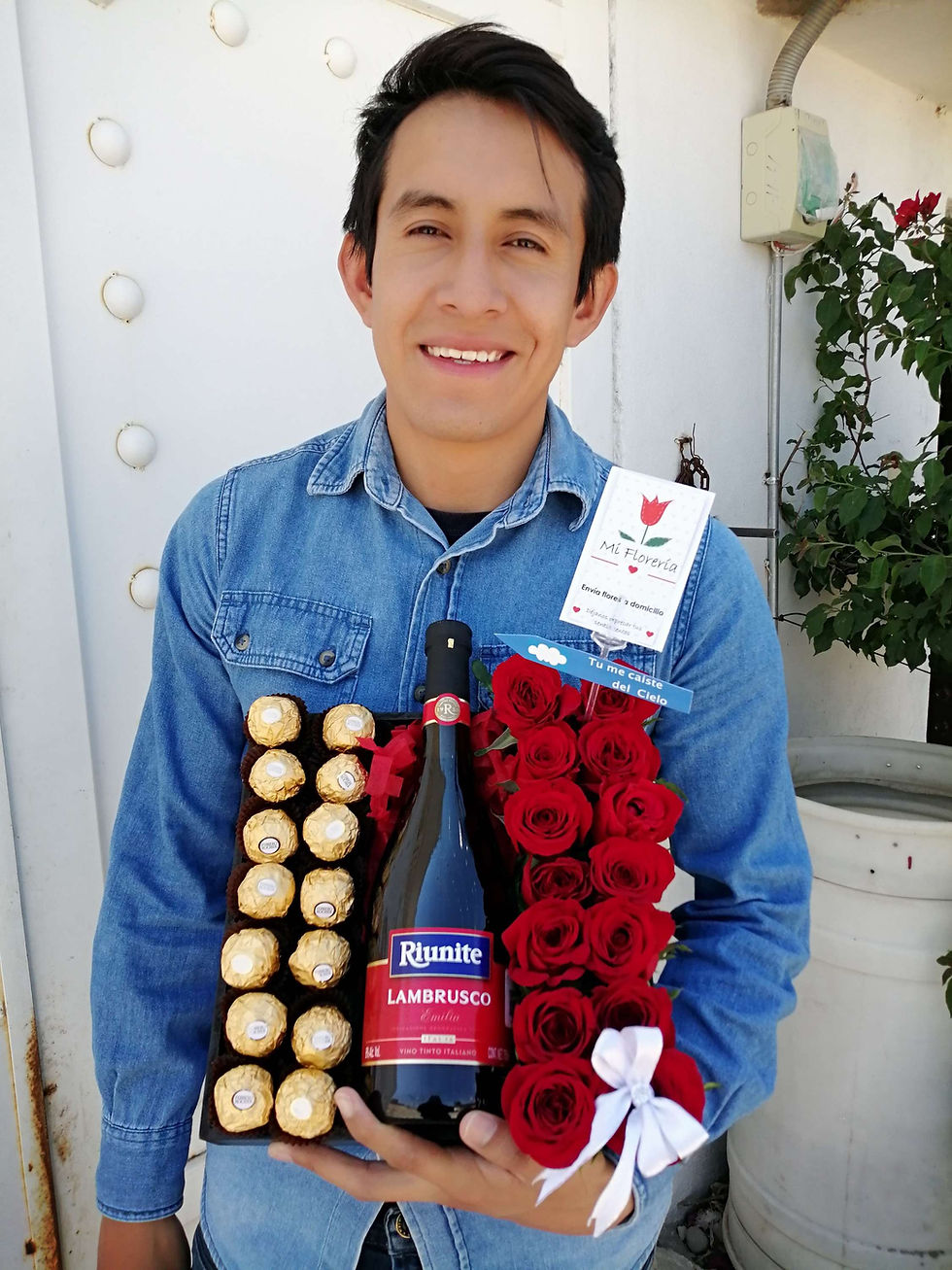 Miniatura: Caja de Rosas con Botella de Vino Riunite Lambrusco