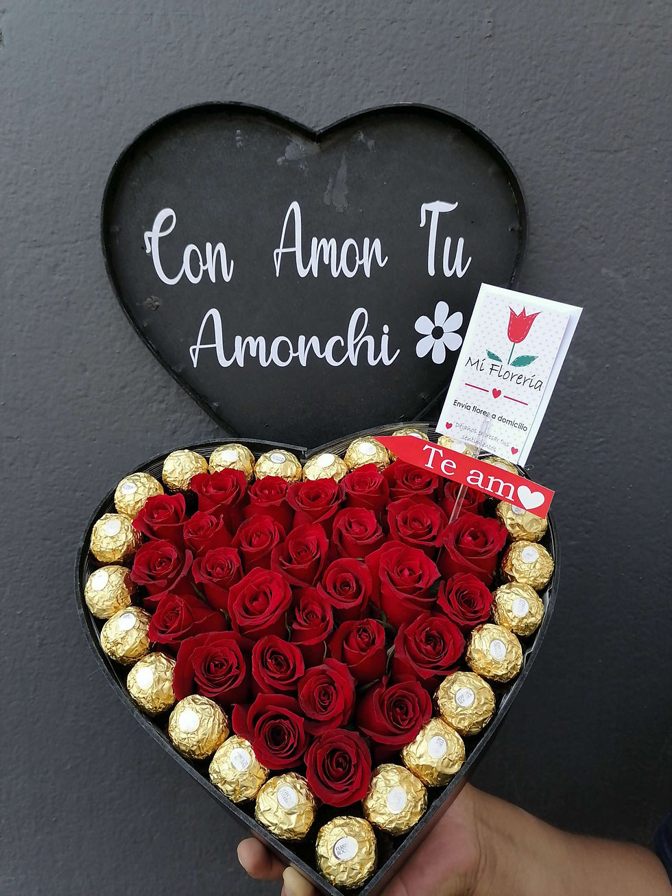 Miniatura: Corazón de Rosas con chocolates