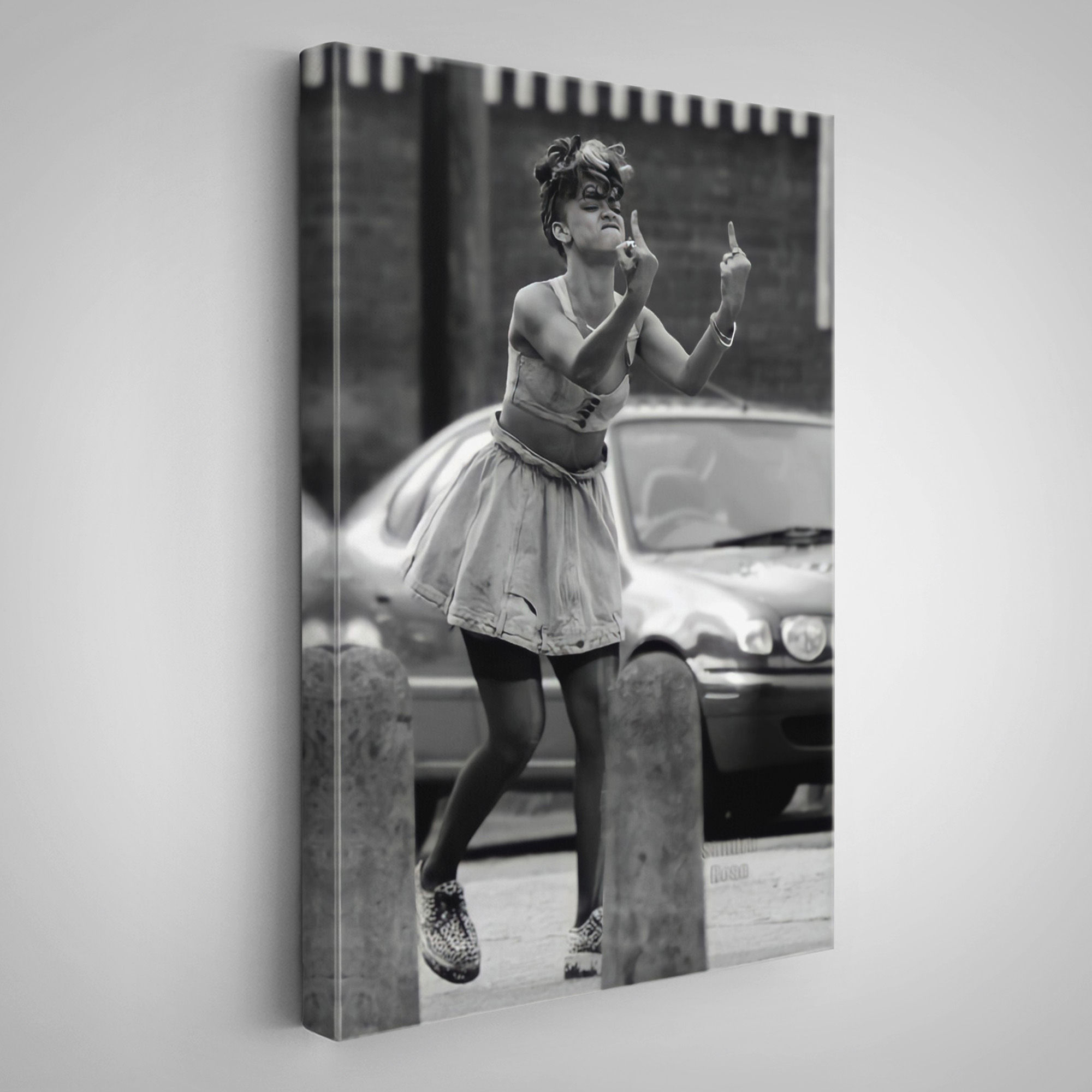 Rihanna Orta Parmak İşareti Tablosu, Fuck You