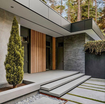 Installatie van nieuwe ramen en deuren voor een energiezuinig huis. Vervangen van verouderde ramen en deuren. Installatie van ramen en deuren.