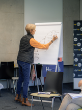 Caroline El-Tibi beim zeichnen einer Teambuilding Skalar 