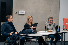 Jury beim erhalt eines Geschenkes 