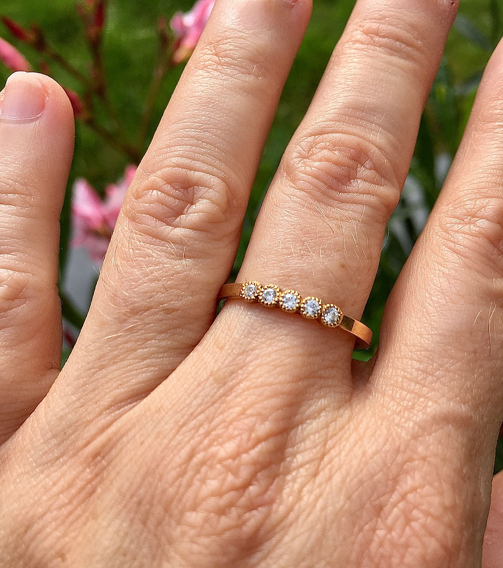 Thumbnail: Ring "Olivia" in 18 K geel goud met 5 briljanten