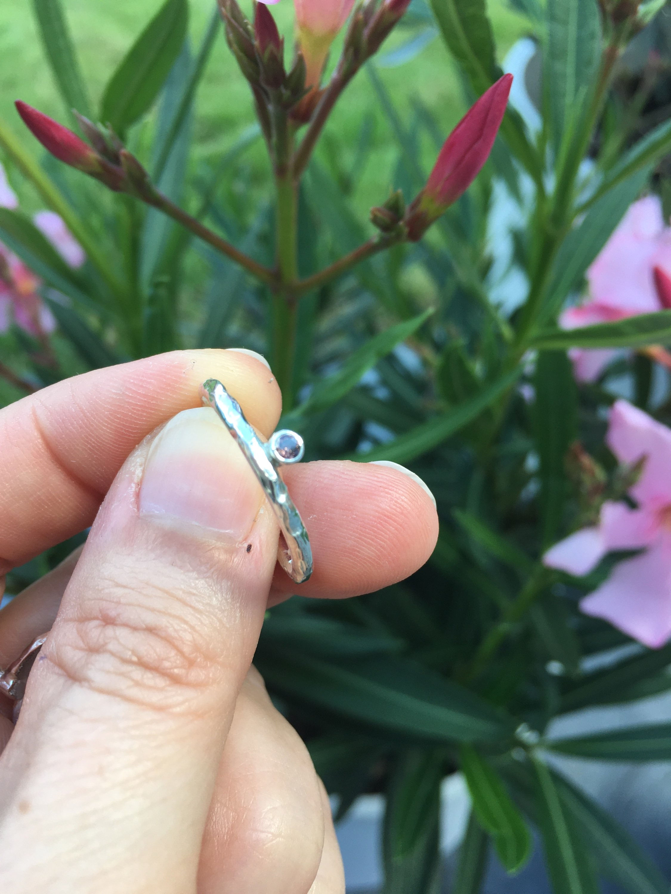 Organisch gevormde ring in Sterling zilver met zirkoon