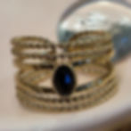 Miniature : Bague en acier inoxydable doré et sa pierre en obsidienne noire.  Bague ajustable.