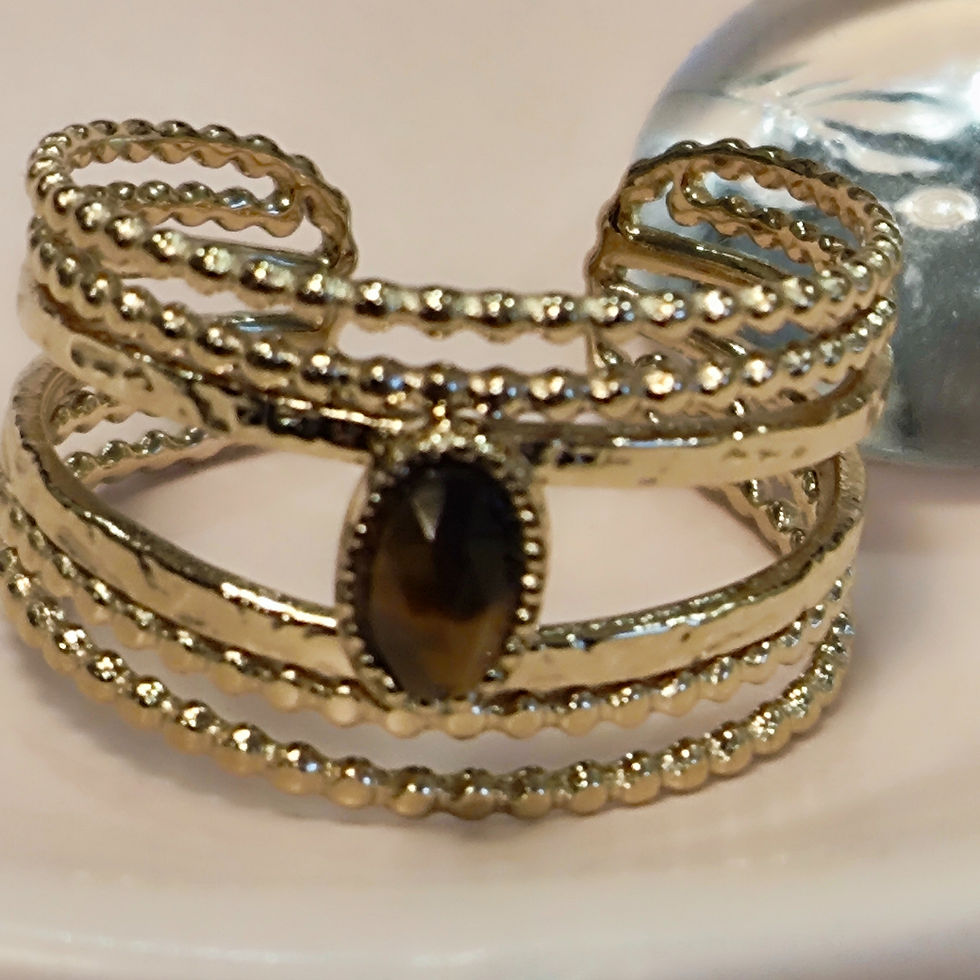 Bague en acier inoxydable doré et sa pierre en œil du tigre.  Bague ajustable.