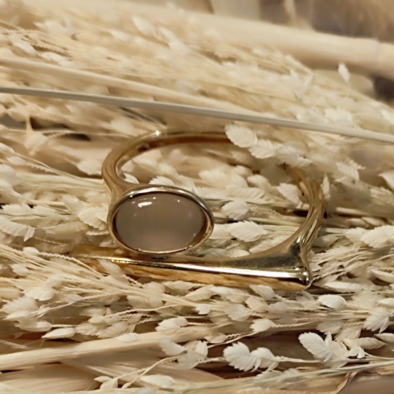 Bague ajustable dorée et sa pierre de lune