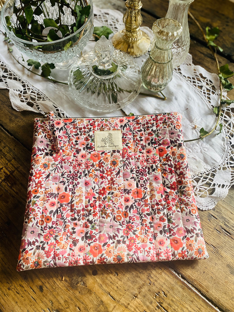 Thumbnail: La Ravissante, trousse plate matelassée